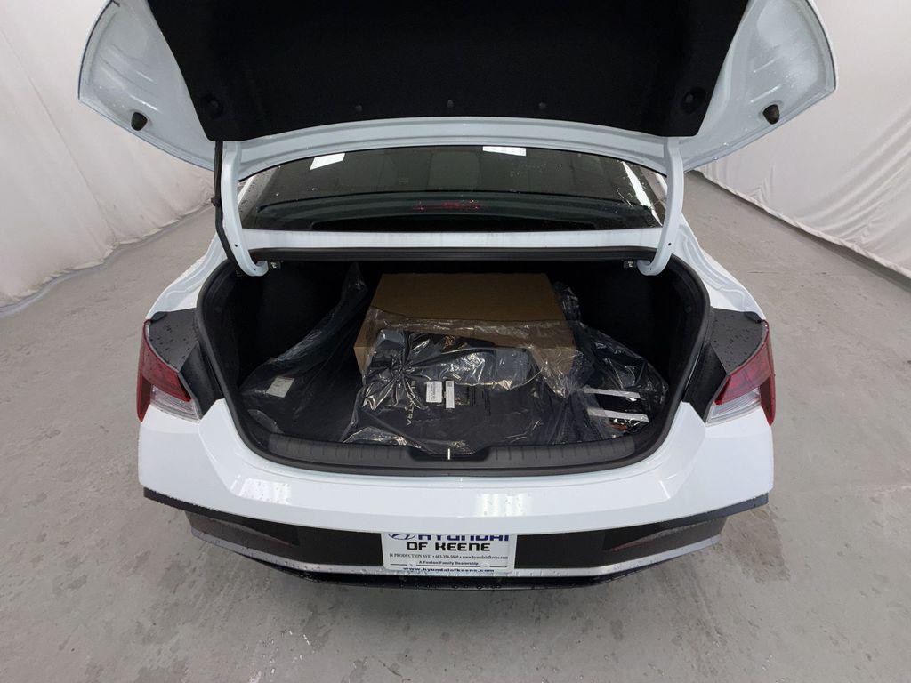 2026 Hyundai Elantra SEL - Photo 9