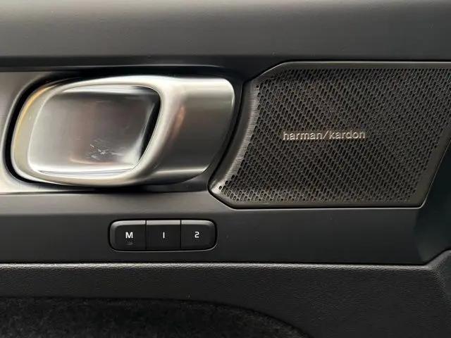 2026 Volvo XC40 Black Edition Ultra, B5 AWD Gas (mild hybrid)