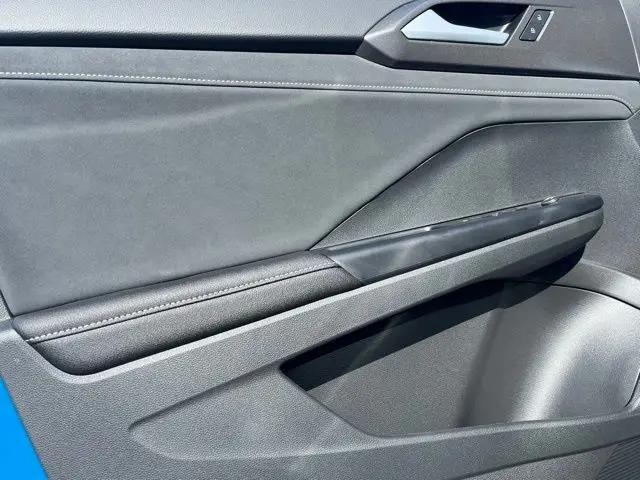 2026 Volkswagen Taos SE Black