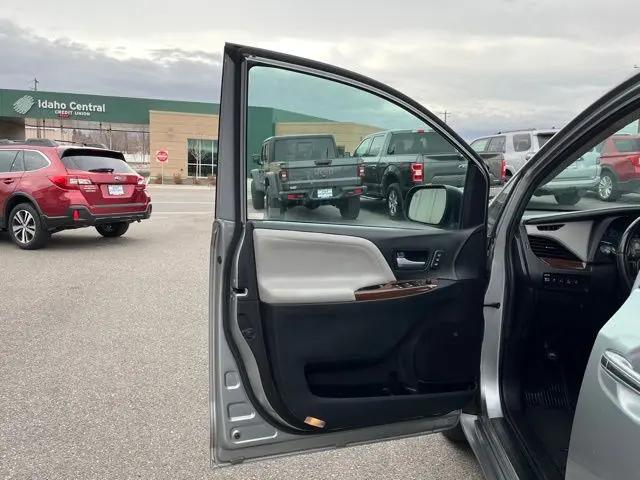 2017 Toyota Sienna Limited 7 Passenger