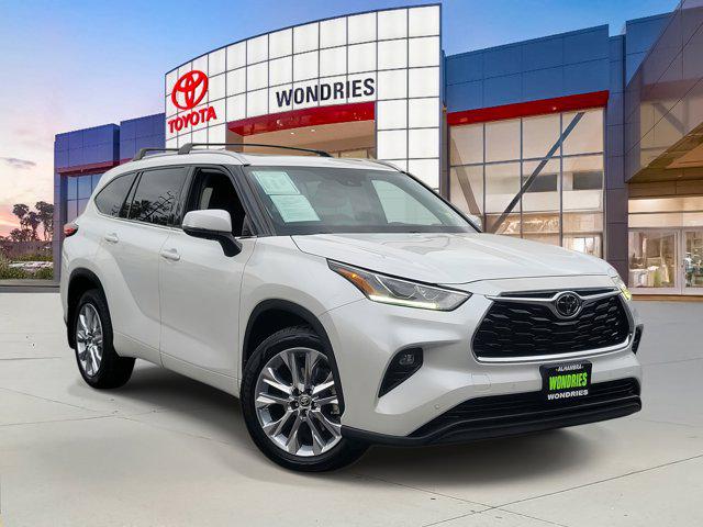 2022 Toyota Highlander Limited's photo
