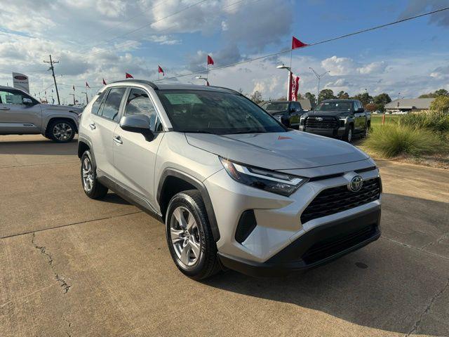 2024 Toyota RAV4 XLE's photo