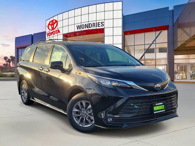 2025 Toyota Sienna XLE's photo