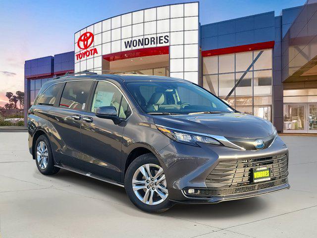 2025 Toyota Sienna XLE's photo