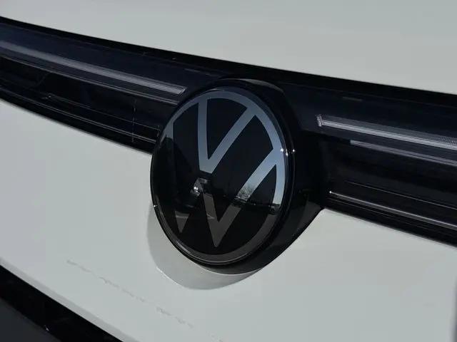 2026 Volkswagen Taos SE Black