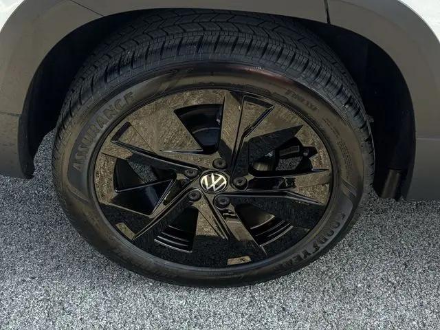 2026 Volkswagen Taos SE Black