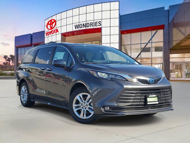 2025 Toyota Sienna XLE's photo
