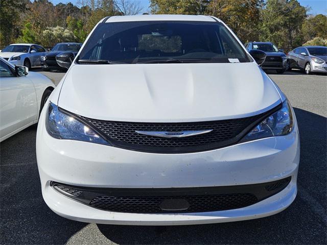 2025 Chrysler Voyager LX