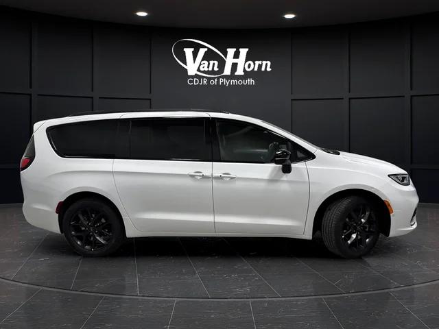 2026 Chrysler Pacifica Select AWD