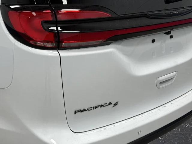 2026 Chrysler Pacifica Select AWD