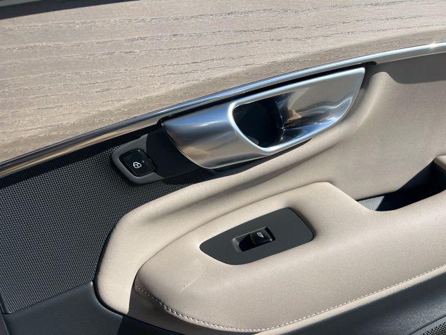 2026 Volvo XC90 Plus, B6 AWD Gas (mild hybrid), Gasoline, Bright, 7 Seats
