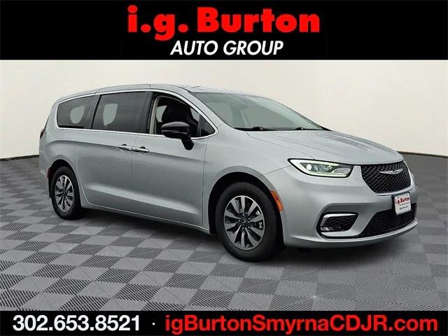 2024 Chrysler Pacifica Hybrid Select