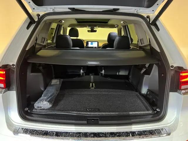 2026 Volkswagen Atlas SE with Technology