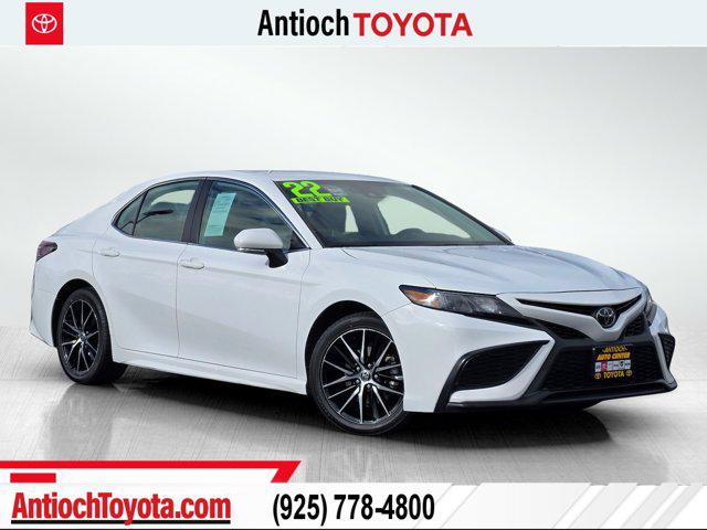 2022 Toyota Camry SE's photo