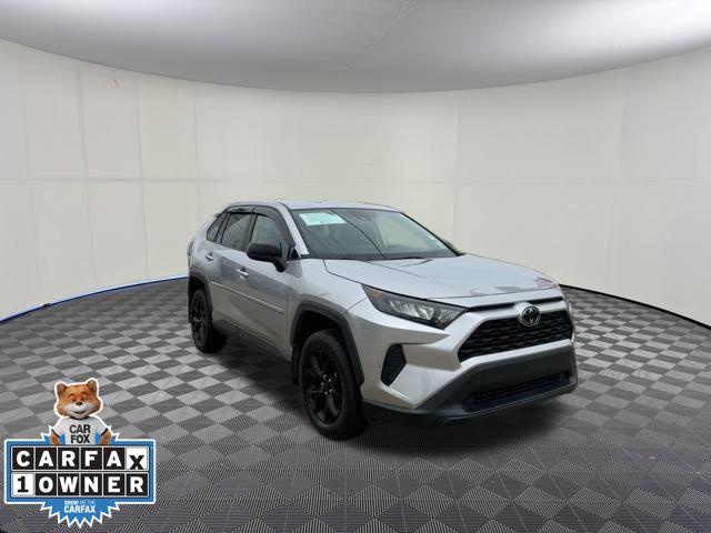 2022 Toyota RAV4 LE's photo