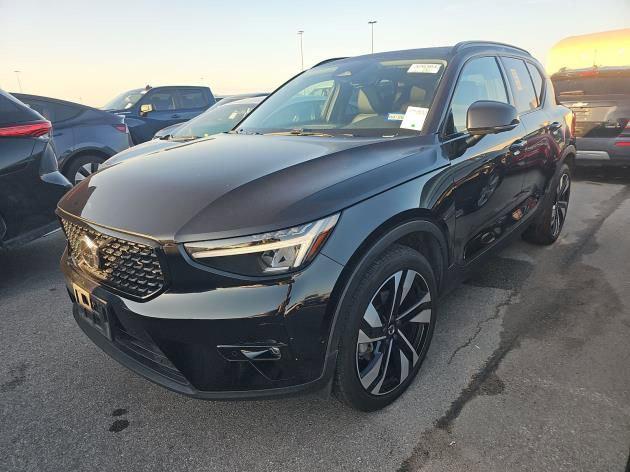 2025 Volvo XC40 B5 Plus Dark Theme