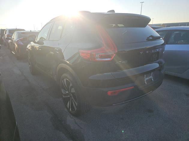 2025 Volvo XC40 B5 Plus Dark Theme