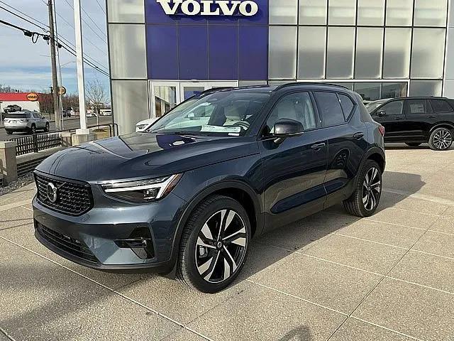 2026 Volvo XC40 Ultra, B5 AWD Gas (mild hybrid), Dark