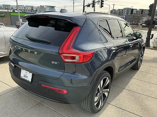 2026 Volvo XC40 Ultra, B5 AWD Gas (mild hybrid), Dark