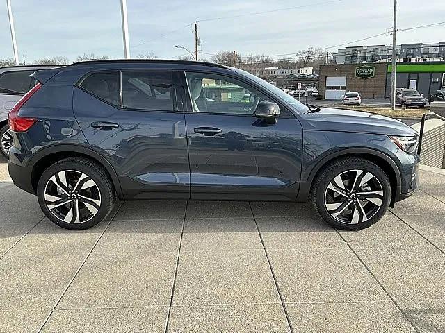 2026 Volvo XC40 Ultra, B5 AWD Gas (mild hybrid), Dark
