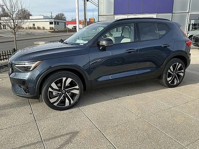 2026 Volvo XC40 Ultra, B5 AWD Gas (mild hybrid), Dark