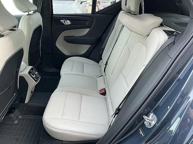 2026 Volvo XC40 Ultra, B5 AWD Gas (mild hybrid), Dark