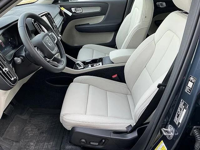2026 Volvo XC40 Ultra, B5 AWD Gas (mild hybrid), Dark