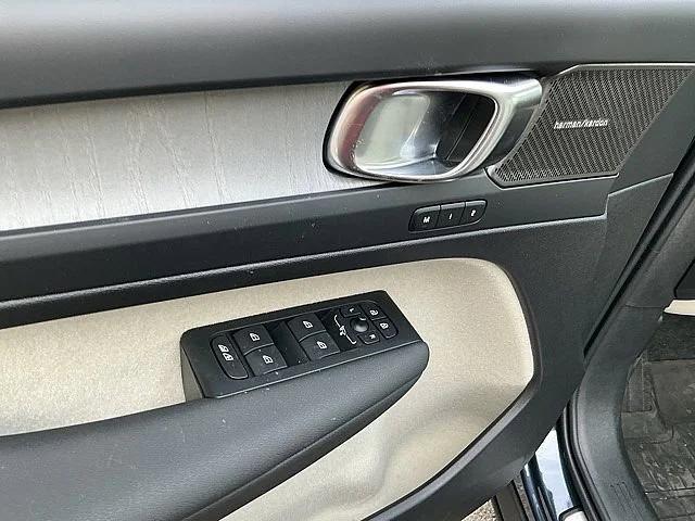 2026 Volvo XC40 Ultra, B5 AWD Gas (mild hybrid), Dark