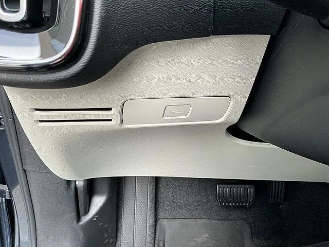 2026 Volvo XC40 Ultra, B5 AWD Gas (mild hybrid), Dark