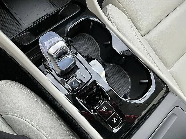 2026 Volvo XC40 Ultra, B5 AWD Gas (mild hybrid), Dark