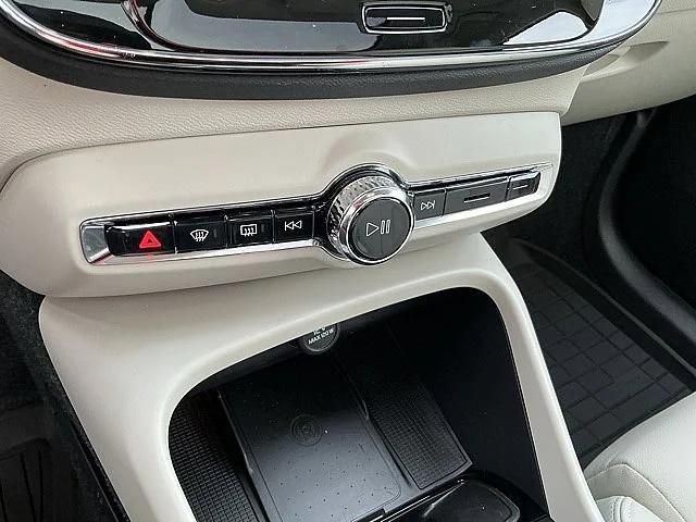 2026 Volvo XC40 Ultra, B5 AWD Gas (mild hybrid), Dark
