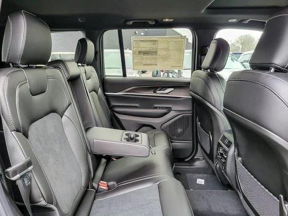 2026 Jeep Grand Cherokee Altitude 4x4
