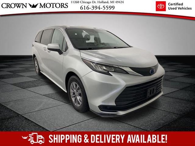 2023 Toyota Sienna LE's photo