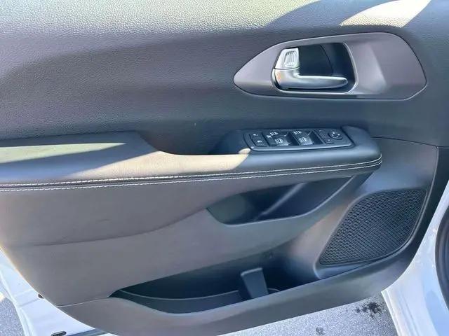 2026 Chrysler Voyager LX