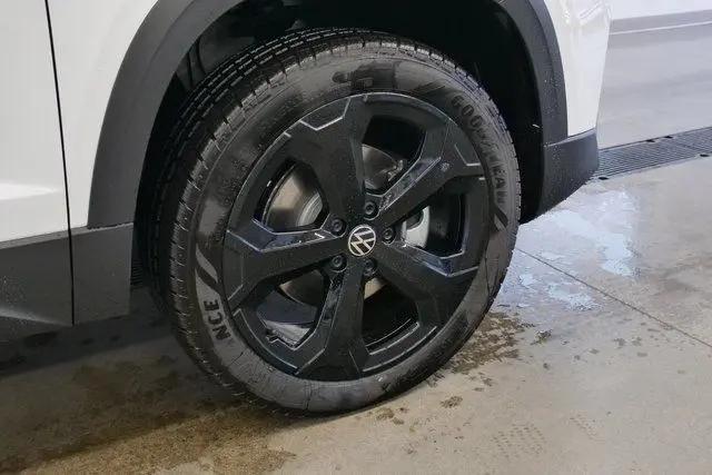 2026 Volkswagen Taos SE Black