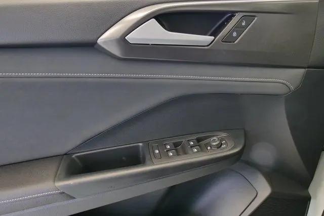 2026 Volkswagen Taos SE Black