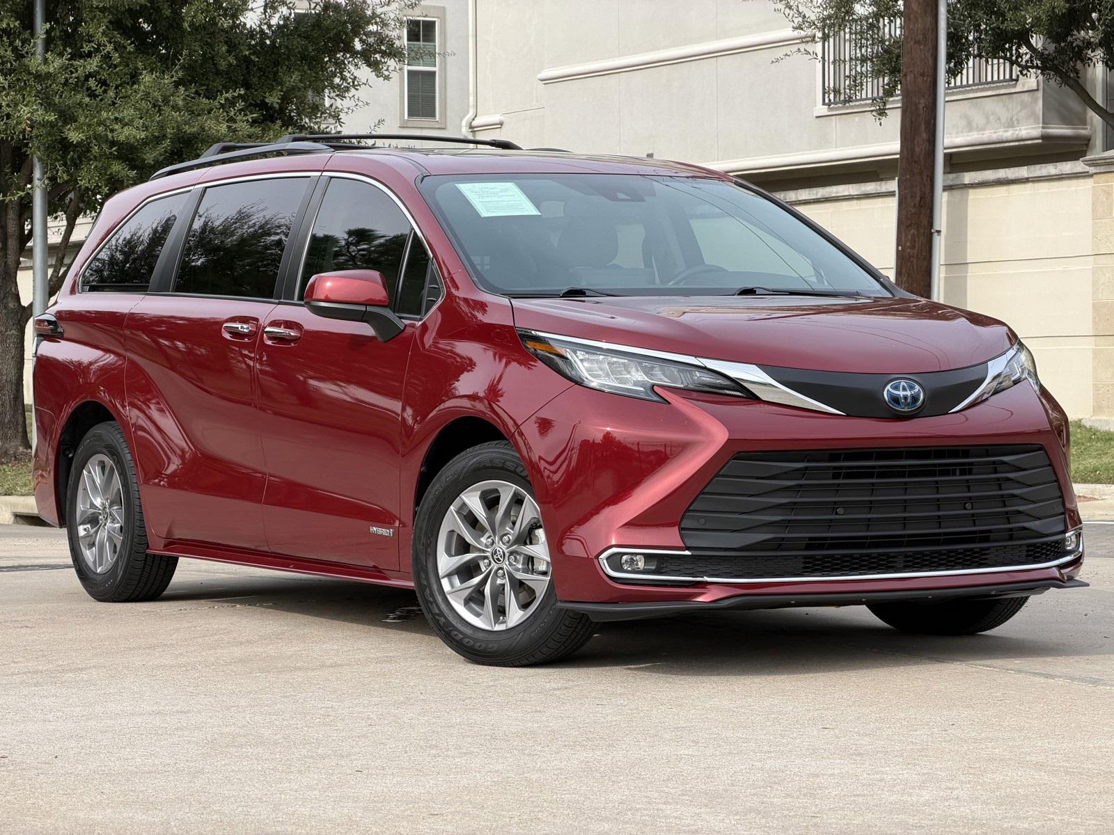 2021 Toyota Sienna XLE's photo