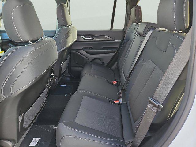 2025 Jeep Grand Cherokee Laredo 4x2