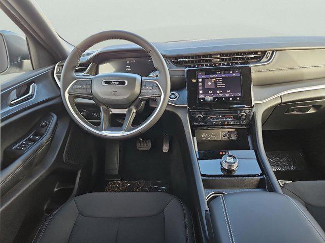 2025 Jeep Grand Cherokee Laredo 4x2