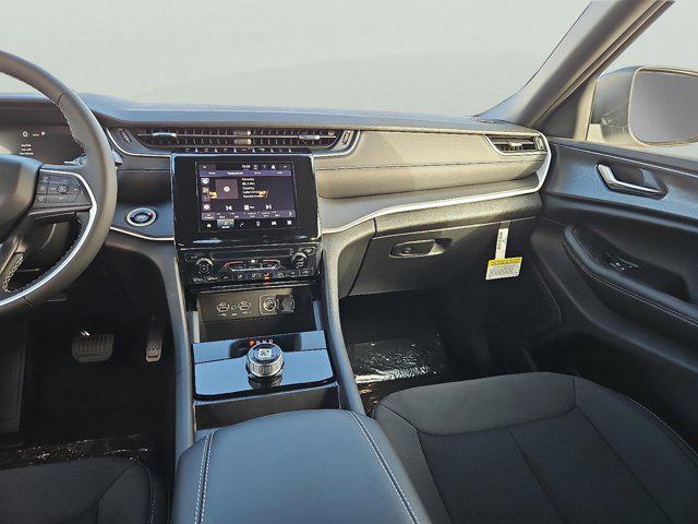 2025 Jeep Grand Cherokee Laredo 4x2