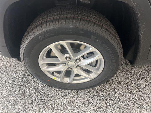 2025 Jeep Grand Cherokee GRAND CHEROKEE L LAREDO X 4X4