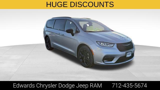 2026 Chrysler Pacifica Select for sale in Council Bluffs, IA