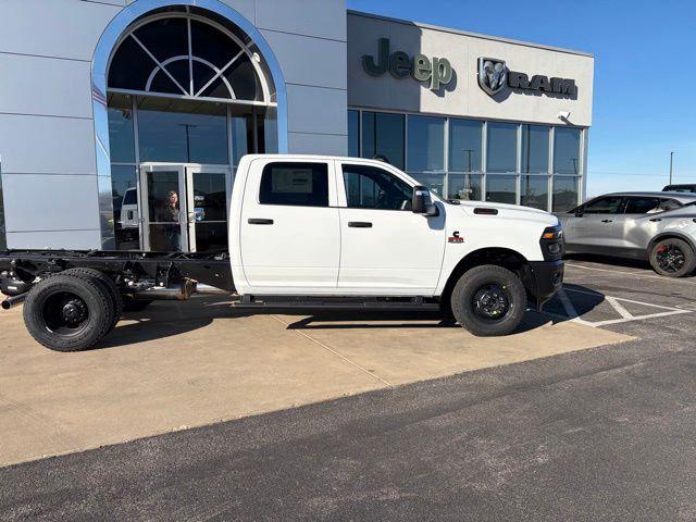 2026 RAM Ram 3500 Chassis Cab RAM 3500 TRADESMAN CREW CAB CHASSIS 4X4 60 CA