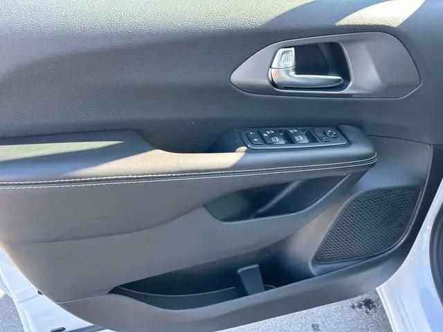 2026 Chrysler Voyager LX