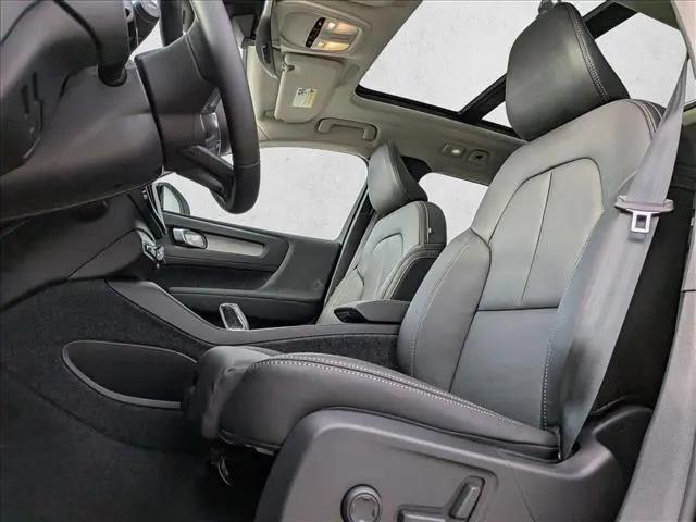 2026 Volvo XC40 Plus, B5 AWD Gas (mild hybrid), Dark