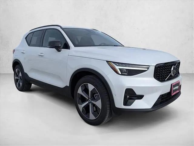 2026 Volvo XC40 Plus, B5 AWD Gas (mild hybrid), Dark