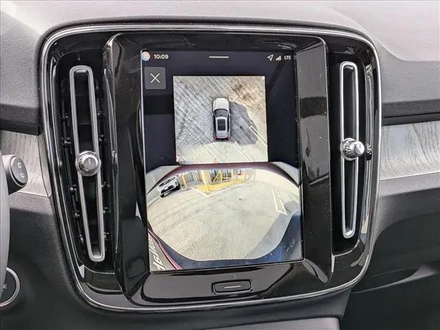 2026 Volvo XC40 Plus, B5 AWD Gas (mild hybrid), Dark