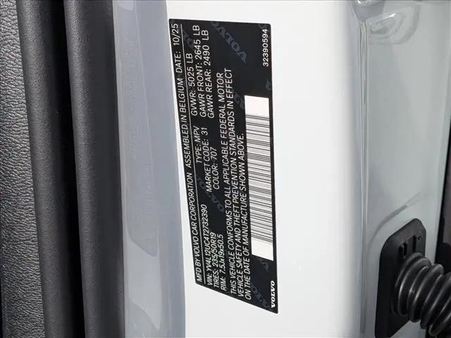 2026 Volvo XC40 Plus, B5 AWD Gas (mild hybrid), Dark