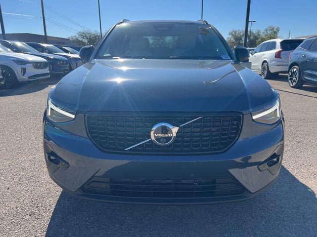 2026 Volvo XC40 Plus, B4 FWD Gas (mild hybrid), Dark