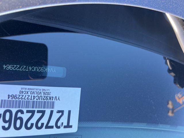 2026 Volvo XC40 Plus, B4 FWD Gas (mild hybrid), Dark